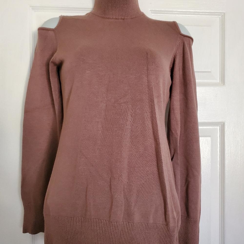 sweater turtle neck and peephole shoulder